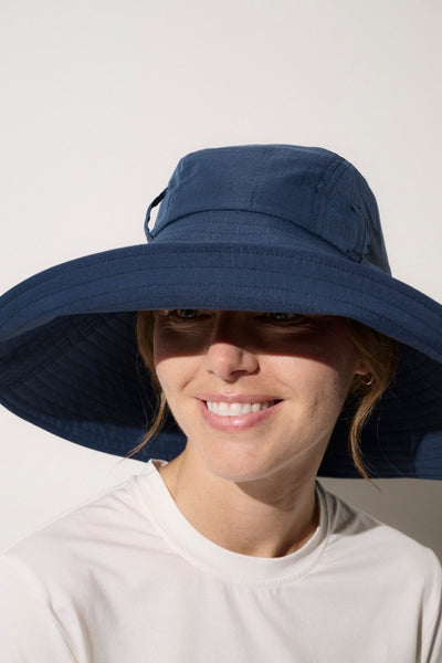 Chapeau anti-UV bleu pour femme, offrant un large bord et une protection solaire élégante.