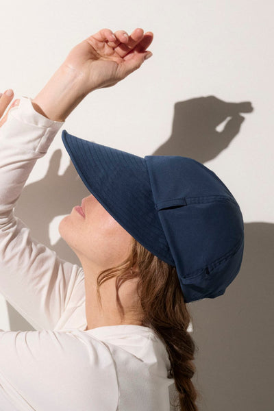 Casquette visière anti-UV pour femme, coloris bleu océan. Certifiée UPF 50+ pour protéger efficacement du soleil au quotidien.