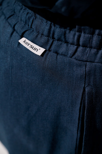 Détail du pantalon anti-UV - Sylt de Ker Sun, tissu léger et élégant en couleur bleue.