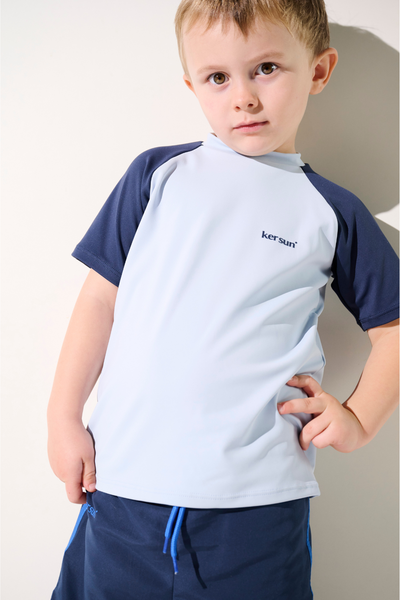 T-shirt de bain anti-UV - Fidji pour enfant, léger et respirant, UPF 50+, couleur bleu clair.
