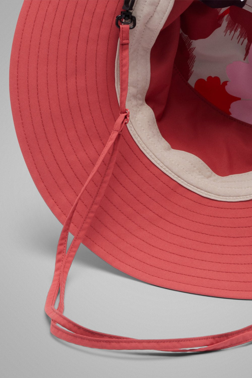 Bob anti-UV - Packable rose avec lien ajustable, idéal pour protéger du soleil lors d'activités extérieures.