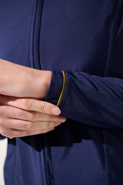 Veste de bain anti-UV bleue UPF 50+ pour femme, idéale pour la protection solaire à la plage.