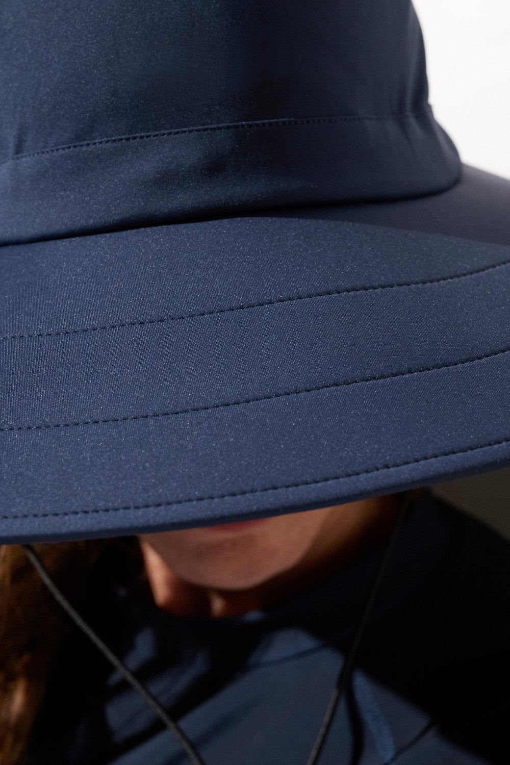 Chapeau de bain anti-UV bleu marine de la marque Ker Sun, idéal pour la protection solaire en plein air.