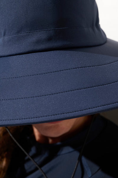 Chapeau de bain anti-UV bleu marine de la marque Ker Sun, idéal pour la protection solaire en plein air.