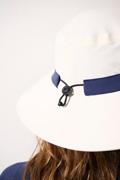 Chapeau de bain anti-UV - Galápagos blanc et bleu, pratique avec cordon de réglage pour protection solaire.