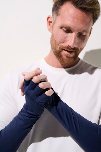 Homme portant des mitaines à manches anti-UV - Mojave, couleur bleu marine, protection solaire UPF 50+.