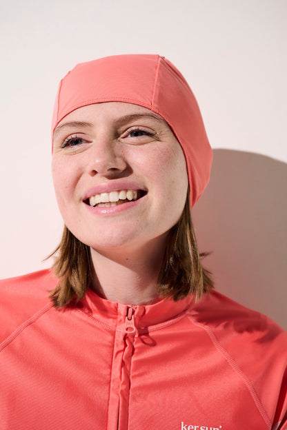 Bonnet de bain anti-UV - Pacific pour femme, couleur corail, offrant protection solaire UPF 50+ et confort.