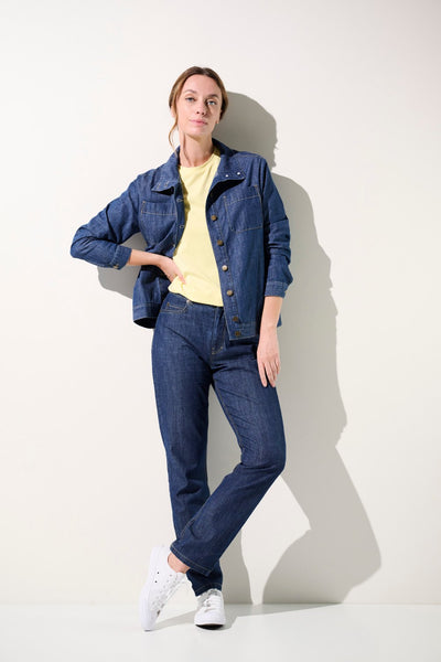 Veste anti-UV - Saint-Malo en jean bleu portée par une femme avec un t-shirt jaune, offrant protection solaire UPF 50+.