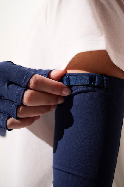 Mitaines à manches anti-UV - Mojave en bleu marine, idéales pour une protection solaire efficace à l'extérieur.