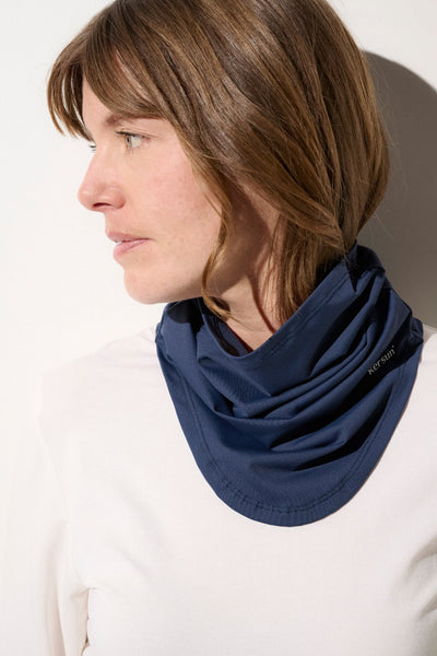 Tour de cou anti-UV bleu pour femme, léger et extensible, offrant confort et protection solaire UPF 50+.