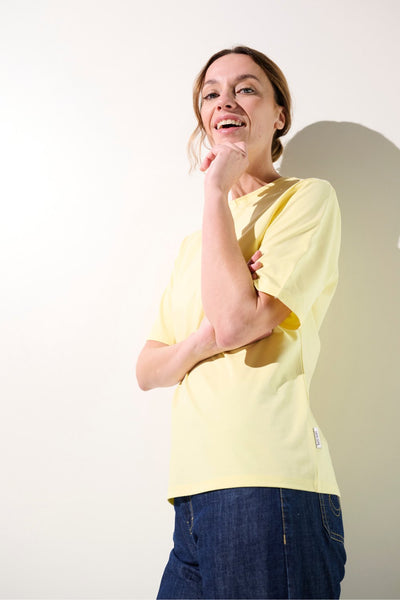 T-shirt anti-UV jaune pour femme, léger et confortable, UPF 50+, idéal pour activités ensoleillées.