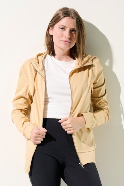 Femme portant une veste anti-UV zippée, certifiée UPF 50+, idéale pour se protéger du soleil au quotidien.