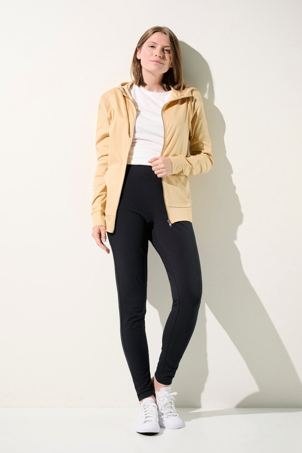 Femme en tenue anti-UV certifiée UPF 50+, pour une protection solaire efficace au quotidien.