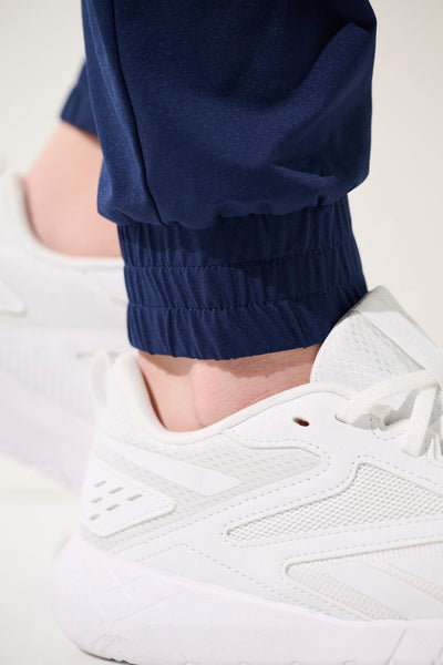 Pantalon anti-UV - Oasis pour femme, détail élastique en bas, porté avec des chaussures blanches, idéal pour le sport.