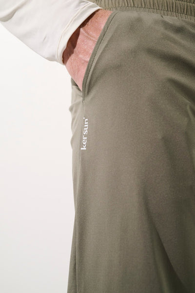 Pantalon anti-UV Oasis vert olive pour homme, léger et respirant, UPF 50+ pour une protection solaire optimale.