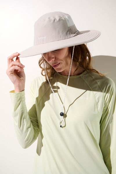Chapeau anti-UV Oasis léger UPF 50+ porté par une femme, parfait pour des activités en plein air.
