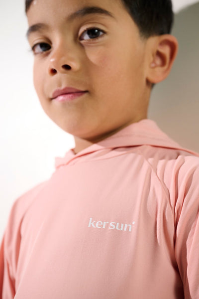 T-shirt anti-UV à capuche - Oasis pour garçon, tissu léger UPF 50+ de Ker Sun, idéal pour jouer au soleil.