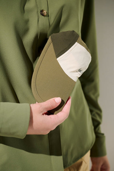 Casquette anti-UV - Sequoia, couleur vert olive, portée par une femme, offrant protection solaire UPF 50+.