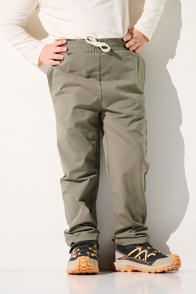 Pantalon anti-UV - Oasis gris pour enfant, léger et confortable, offrant une protection UPF 50+ à la peau sensible.