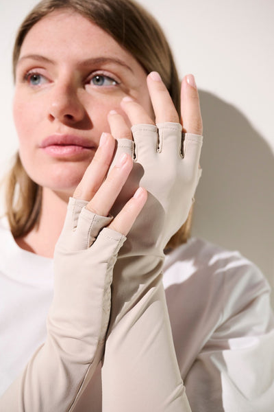 Mitaines anti-UV beige avec manches longues, légères et respirantes, offrant une protection solaire UPF 50+ pour femme.