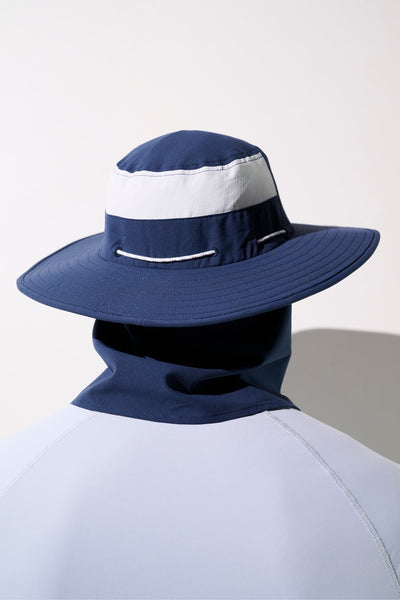 Chapeau anti-UV - Oasis bleu marine avec bande blanche, léger et respirant pour la protection solaire.
