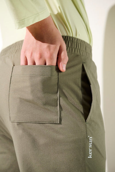 Pantalon anti-UV olive de Ker Sun avec poches, idéal pour enfants, offre confort et protection UPF 50+.