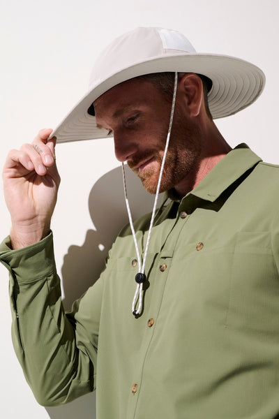 Chapeau anti-UV - Oasis blanc UPF 50+ porté par un homme, léger et respirant pour activités en plein air.