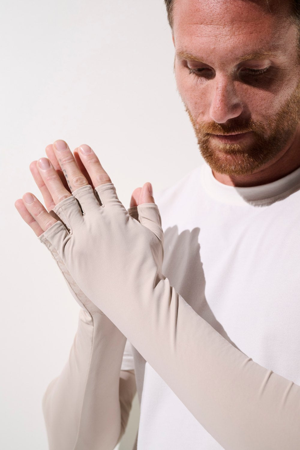 Mitaines anti-UV beige UPF 50+ pour homme, ajustement confortable et protection solaire durant les activités extérieures.