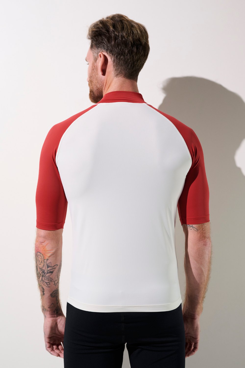 T-shirt de bain anti-UV - Malibu pour homme, rouge et blanc, protection solaire UPF 50+, idéal pour les sports aquatiques.