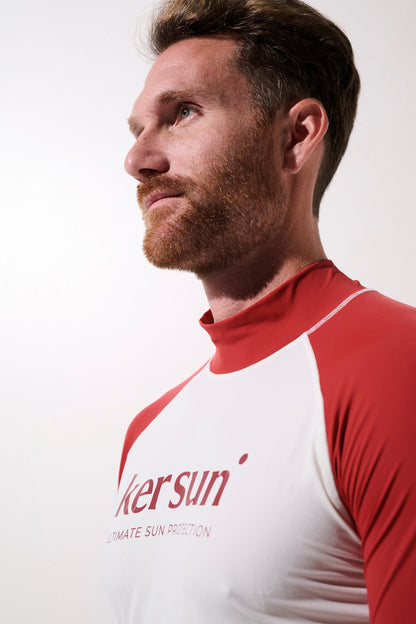 T-shirt de bain anti-UV rouge et blanc pour homme, léger et respirant, UPF 50+ pour activités aquatiques.