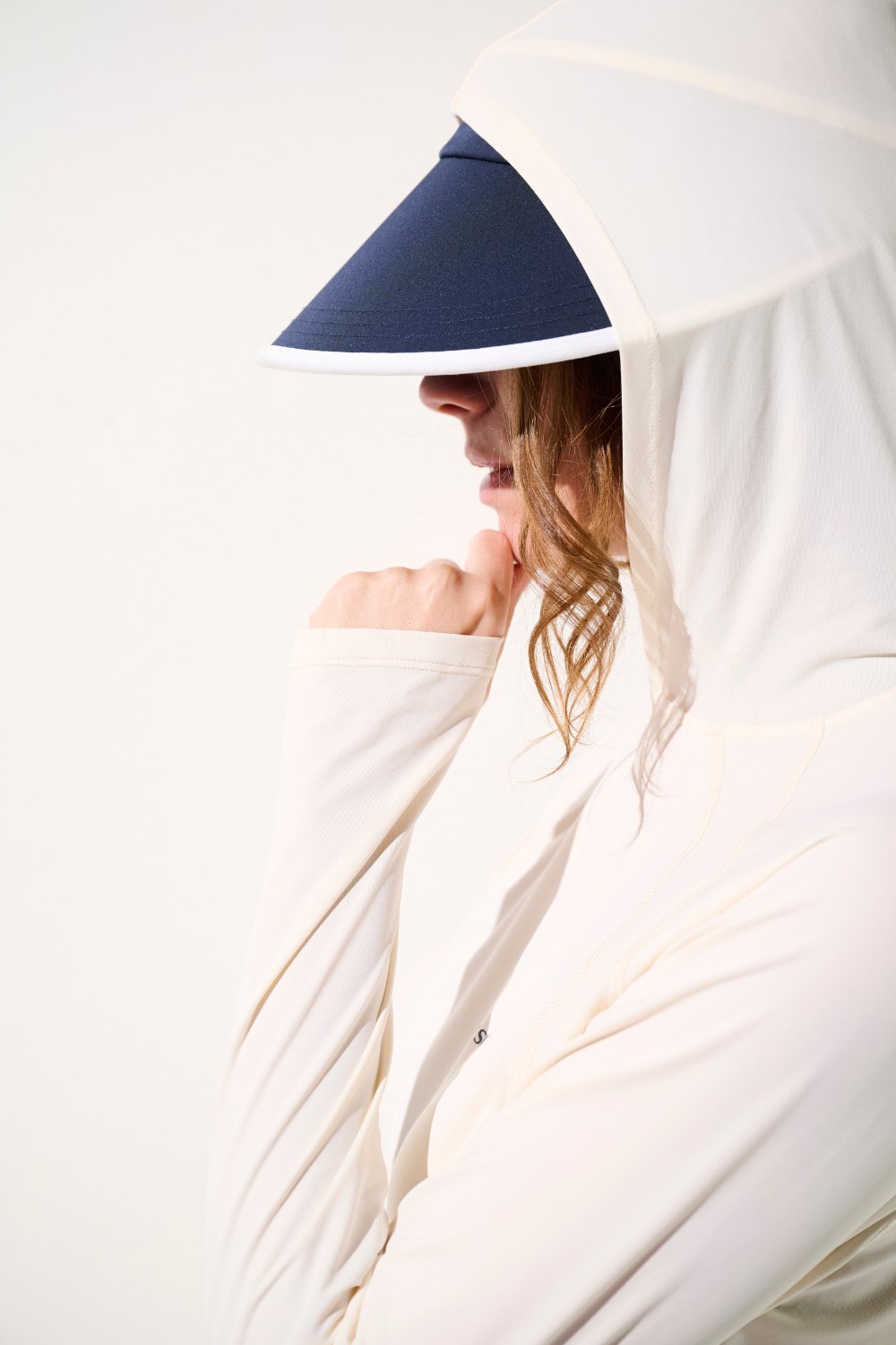 T-shirt anti-UV à capuche - Oasis pour femme, léger et respirant, offrant protection solaire UPF 50+.