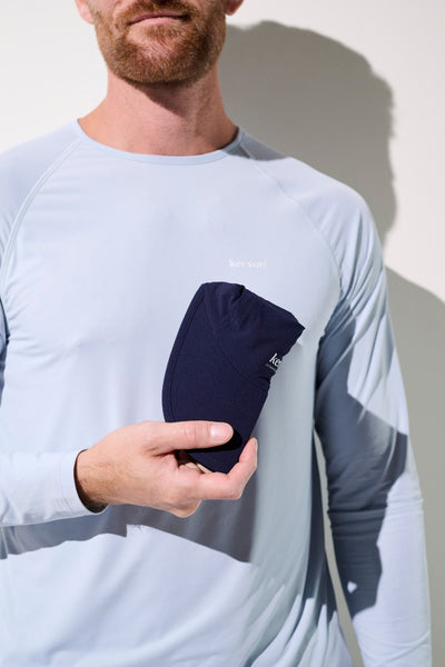 Homme tenant une casquette anti-UV - Sequoia, tissu léger et UPF 50+, avec un t-shirt anti-UV Ker Sun.