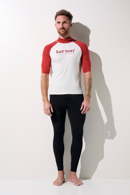 T-shirt de bain anti-UV - Malibu par Ker Sun, homme en lycra rouge et blanc, idéal pour sports aquatiques.