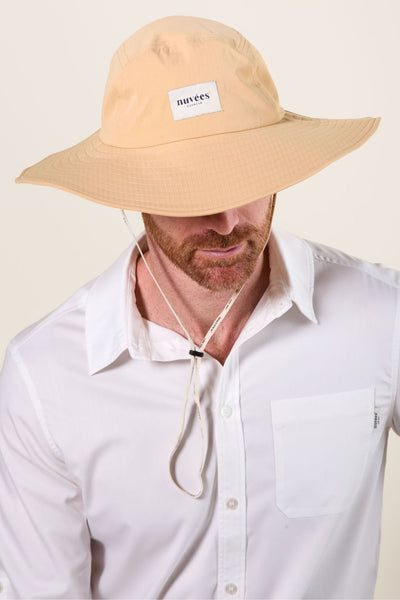 Chapeau anti-UV beige pour homme, léger et élégant, idéal pour une protection solaire quotidienne.