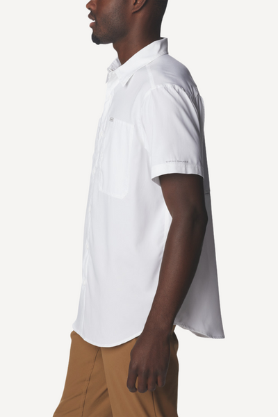 Chemise anti-UV blanche homme UPF50+, légère et respirante, idéale pour activités en plein air.