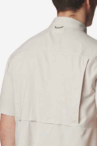 Chemise anti-UV légère pour homme, arrière, certifiée UPF50+, idéale pour les activités en plein air.