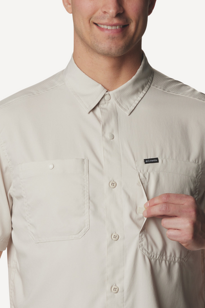 Chemise anti-UV beige Columbia pour homme, certifiée UPF50+, légère et idéale pour activités en plein air.