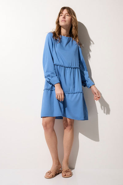 Robe anti-UV bleue pour femme, légère et élégante, idéale pour la protection solaire UPF50+ lors des sorties ensoleillées.