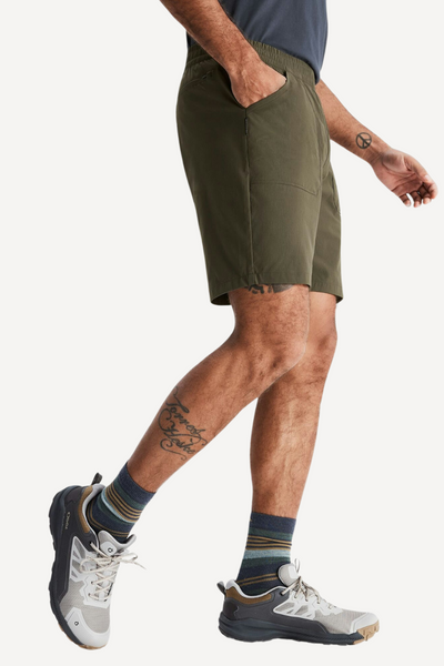 Shorts anti-UV vert pour homme, tissu extensible UPF50+, idéaux pour la randonnée et les activités extérieures.
