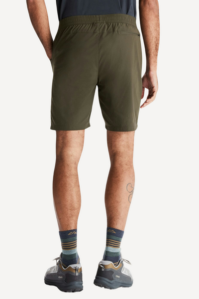 Short anti-UV homme en vert, léger et extensible, idéal pour randonnées et activités de plein air, avec protection UPF 50+