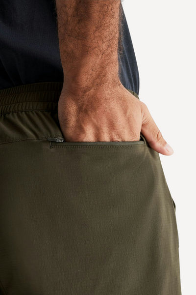 Short anti-UV pour homme, coupe confortable avec poche zippée, idéal pour les activités de plein air.