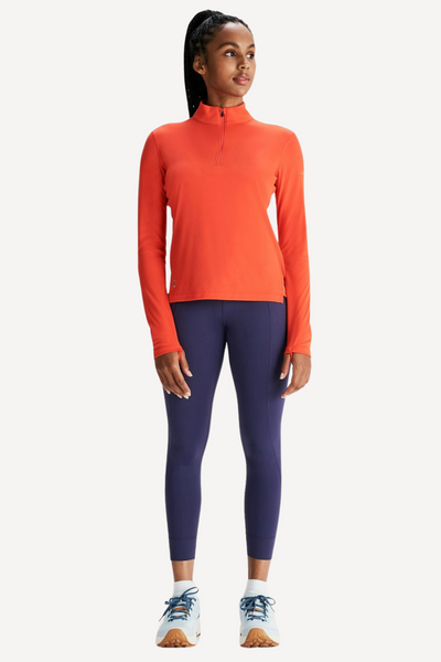 T-shirt anti-UV  rouge à manches longues pour femme, léger et confortable, idéal pour les activités de plein air.