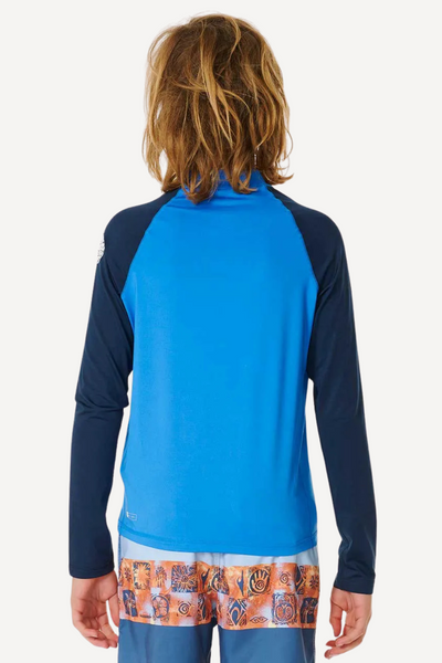 T-shirt de bain anti-UV pour garçon, manches longues, coloris bleu, protection solaire UPF 50+, tissu léger et respirant.