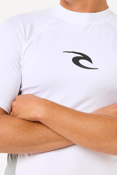 T-shirt lycra anti-UV blanc UPF 50+ pour homme, idéal pour la protection solaire lors d'activités aquatiques.