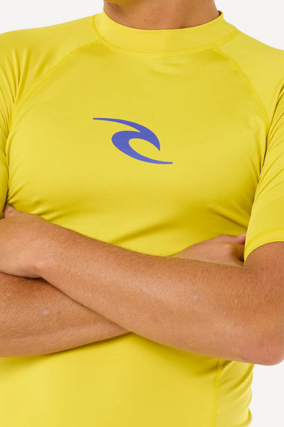 Lycra anti-UV jaune pour homme, léger et respirant, offrant une protection UPF 50+ pour activités aquatiques.