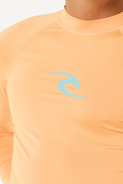 T-shirt de bain anti-UV orange pour homme, manches longues, tissu léger UPF 50+ idéal pour le surf.