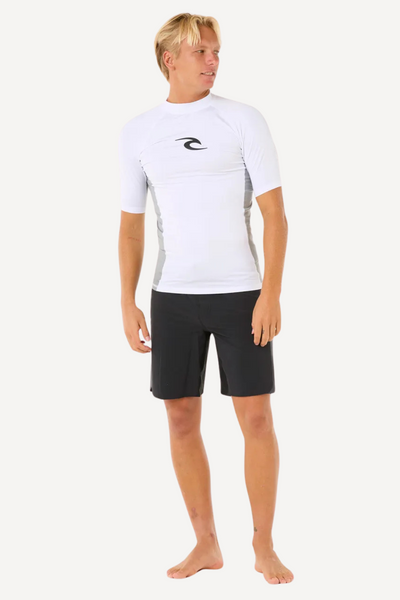 T-shirt de bain anti-UV blanc pour homme, UPF 50+, idéal pour les activités aquatiques et la protection solaire.