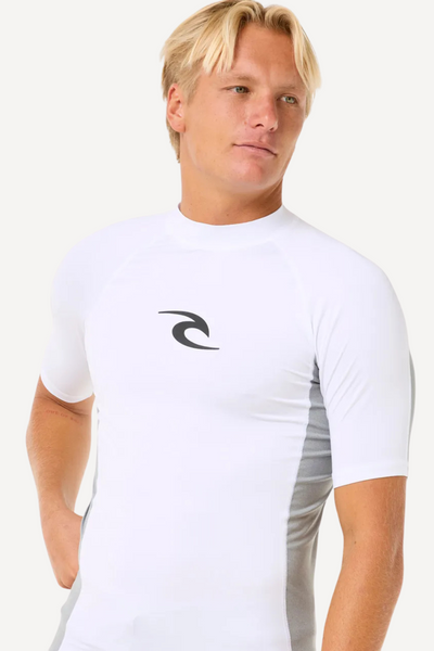 Lycra de bain anti-UV blanc UPF50+ pour homme, idéal pour la protection lors des activités aquatiques.