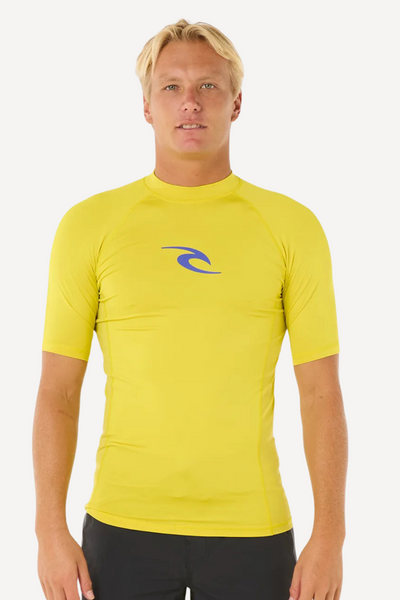 T-shirt de bain anti-UV jaune pour homme, UPF 50+, idéal pour la protection solaire lors d'activités aquatiques.