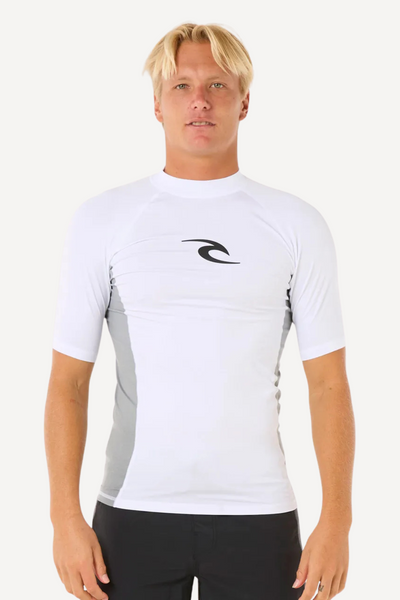 Lycra anti-UV blanc à manches courtes pour homme, UPF 50+, idéal pour sports aquatiques ensoleillés.